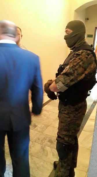 СМИ: горсовет Тернополя захватили неизвестные в балаклавах