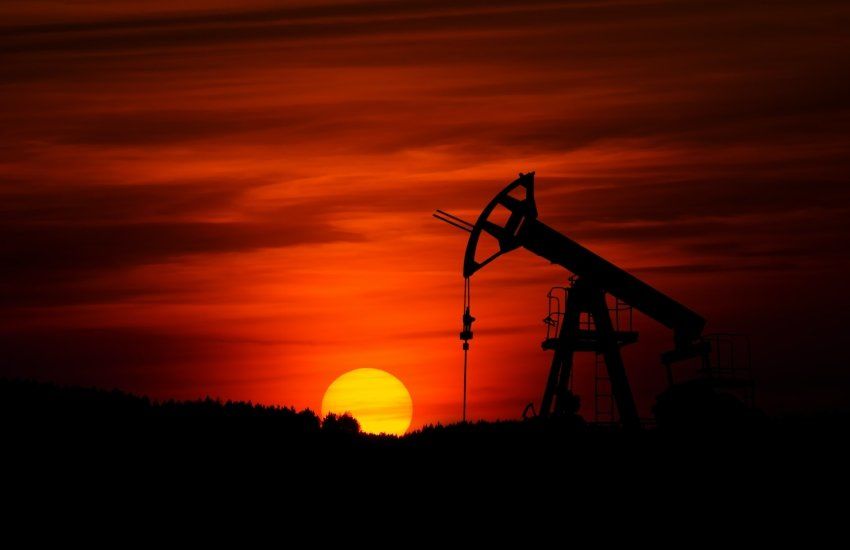 Цены на нефть после резкого роста снова начали падать: эксперты указали главные причины