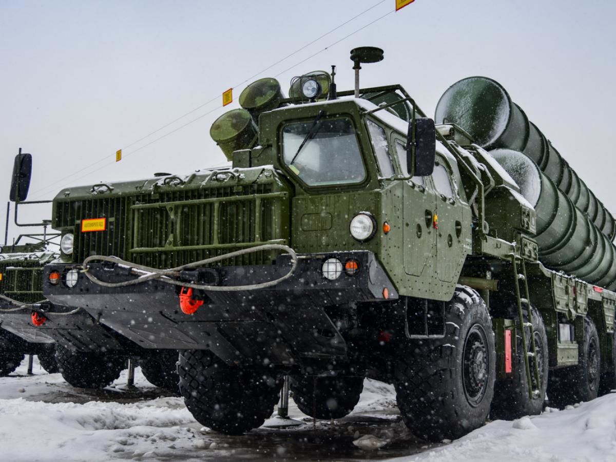 Колонна российских С-400 попала в аварию под Москвой: помяло сразу 5 машин – появилось видео