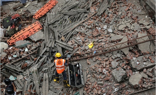 В Индии обрушился жилой трехэтажный дом: 7 человек до сих пор под завалами, двое погибших