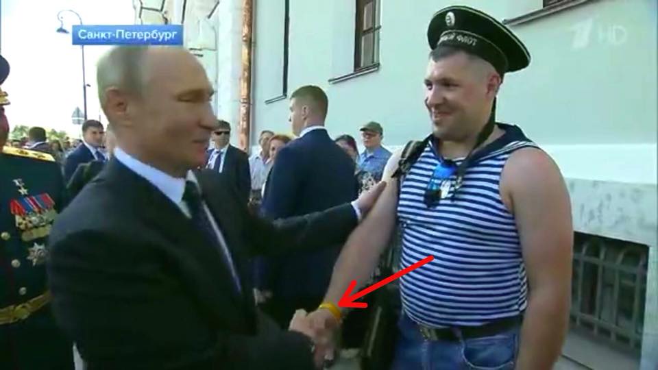 "Опять помощники облажались", - в Сети показали фото Путина с подставным "морячком"