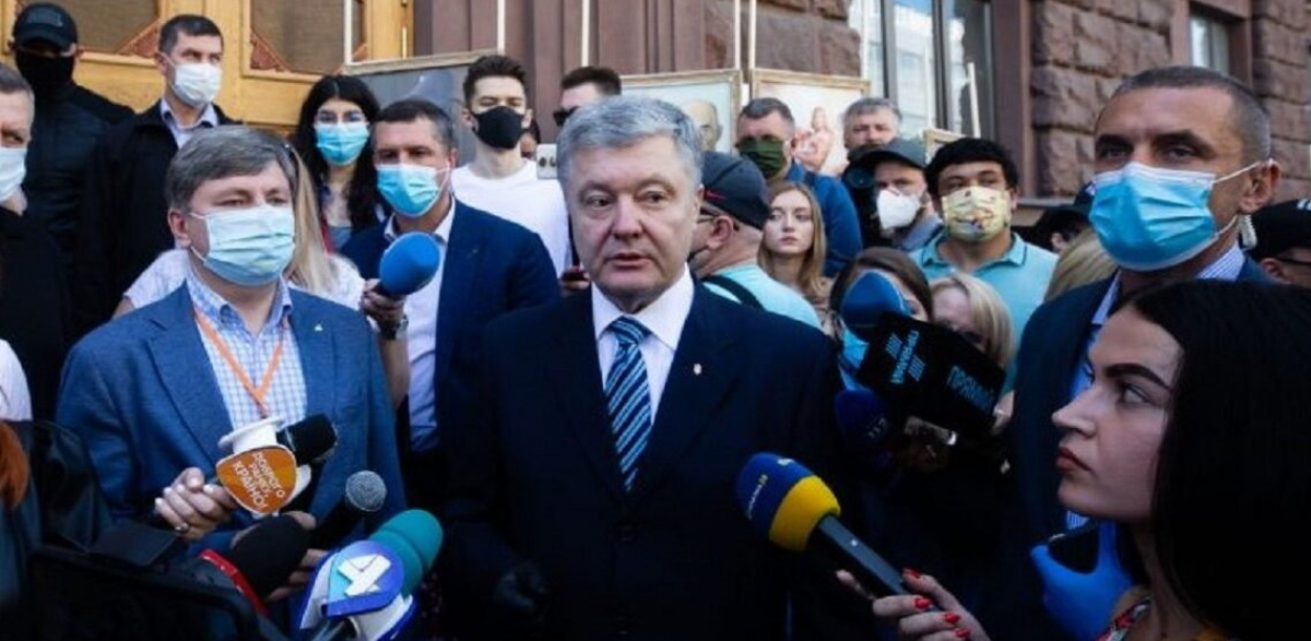 Порошенко явился на суд по Януковичу: прямая трансляция из зала суда