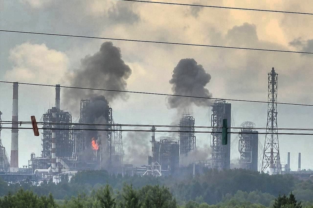 Барьер в 3400 км пал: дроны ВСУ приближаются к добыче нефти и газа России