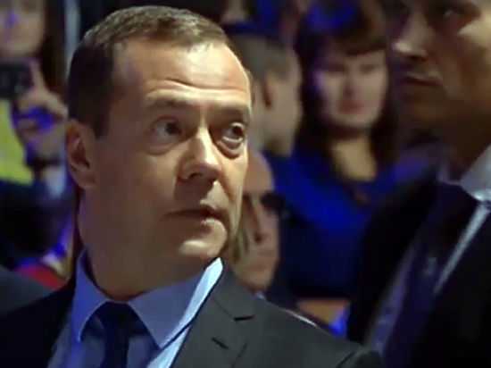 Медведев едва не сгорел в Сколково: после подозрительных хлопков в одном из куполов здания начался пожар (кадры)