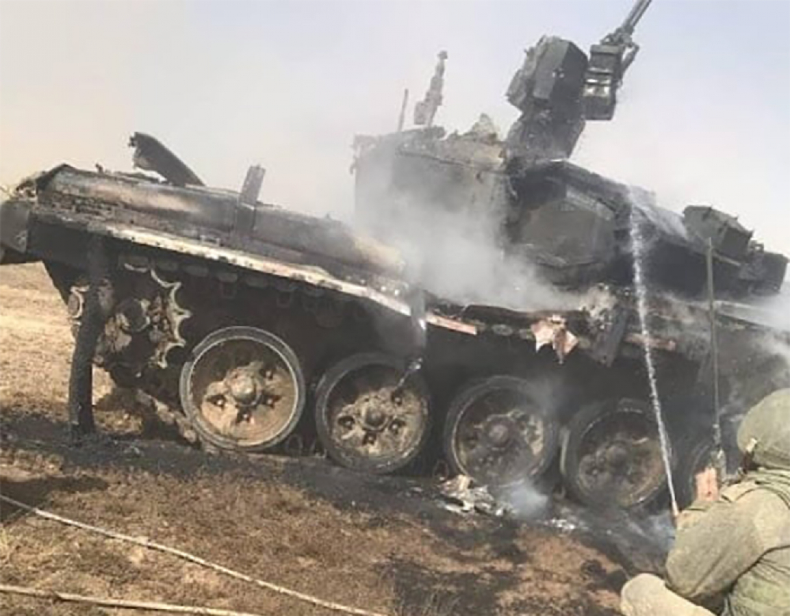 Военные РФ на учениях расстреляли из ПТУР собственный танк: в Сети показали фото подбитого Т-90