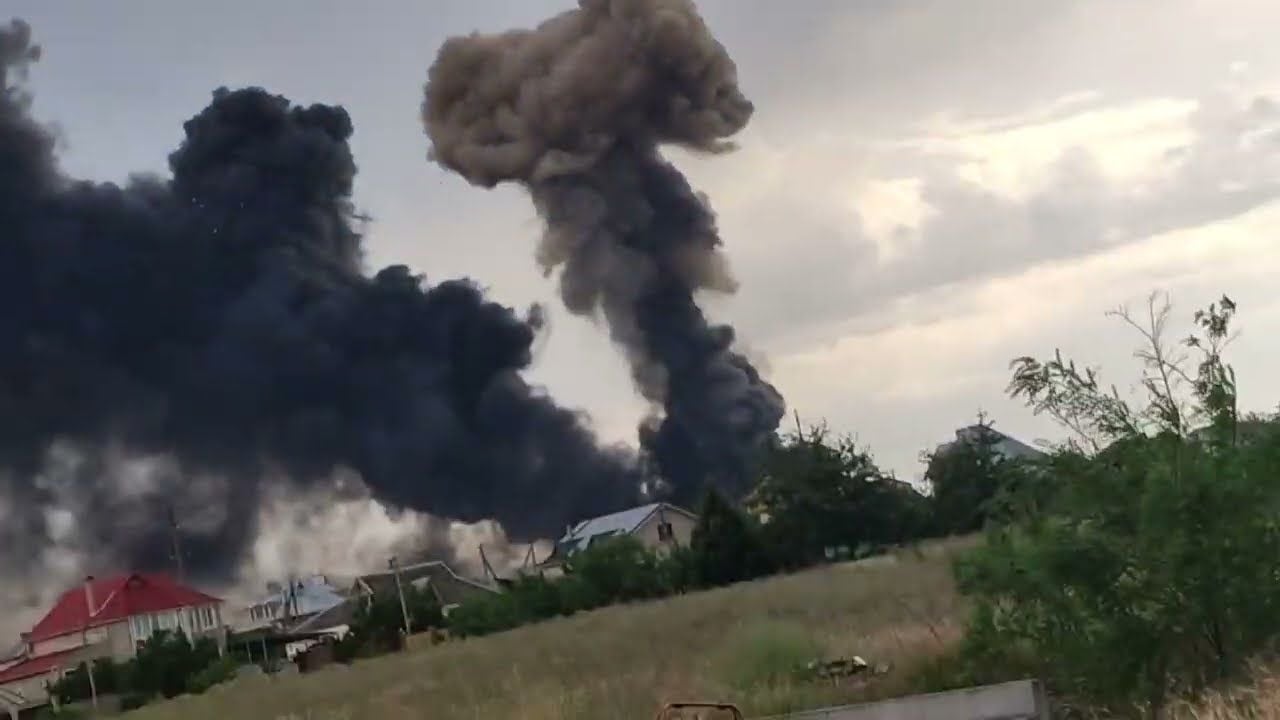 Мощные взрывы в Новой Каховке: горит склад с боеприпасами армии РФ