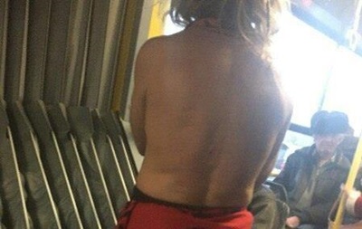 ​В Киеве мужчина шокировал пассажиров троллейбуса, проехав в одном полотенце