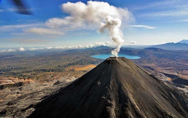 Три вулкана на Камчатке выбросили пепел
