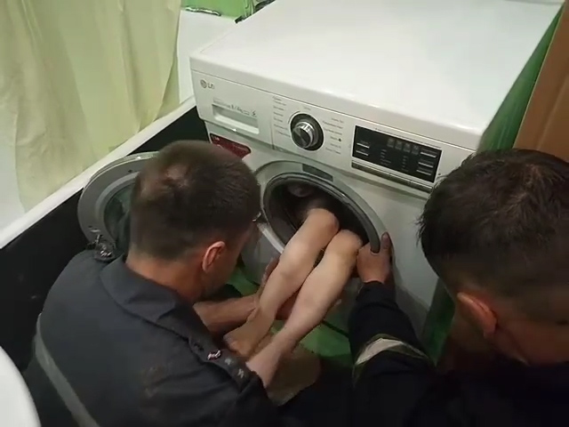 Маленький мальчик в Харькове застрял в барабане стиральной машины – кадры