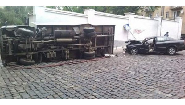ДТП во Львове: в центре города перевернулся грузовик с водкой, трое госпитализированы