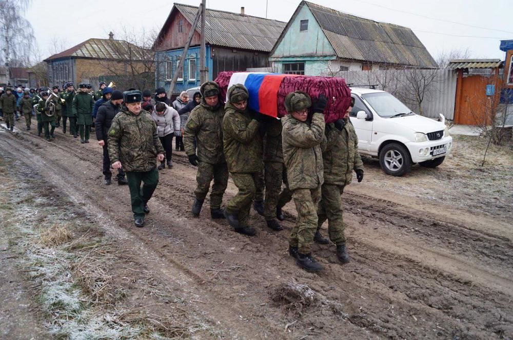 "Просто позорище": Сеть удивило фото похорон погибшего в Украине российского оккупанта