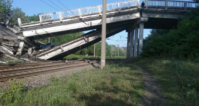 В "ЛНР" латают рухнувший мост в районе Хрустального и "ищут украинских диверсантов"