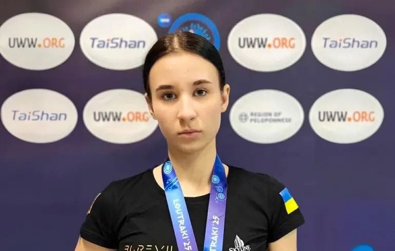 Сеть смеется: спортсменки из РФ испугались Гимна Украины и сбежали с пьедестала