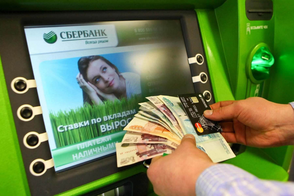 ​Новые 100-рублевые банкноты РФ превратились в бумажку из-за санкций: не принимают банкоматы
