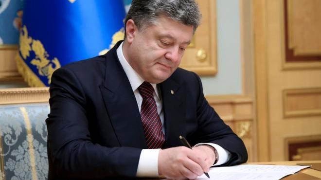 Петр ​Порошенко подписал закон "О военно-гражданских администрациях" в Донбассе