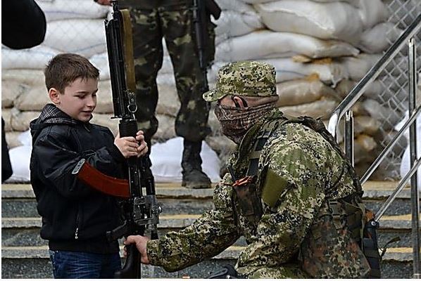 ​Не гнушаются даже самым дорогим: на Донбассе боевики заставляют детей рыть окопы и строить блиндажи