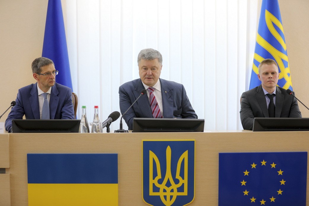 "Мир и развитие территорий", - Порошенко официально представил нового главу Донецкой ОГА генерала Александра Куця