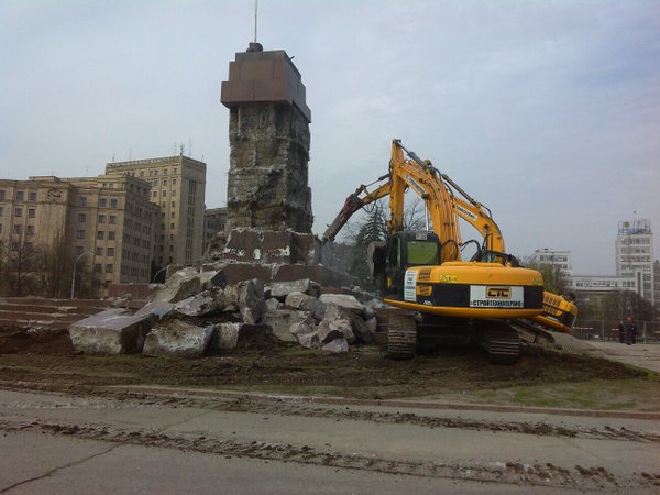 Без Ильича: в Харькове демонтируют постамент самого большого в Украине памятника Ленину