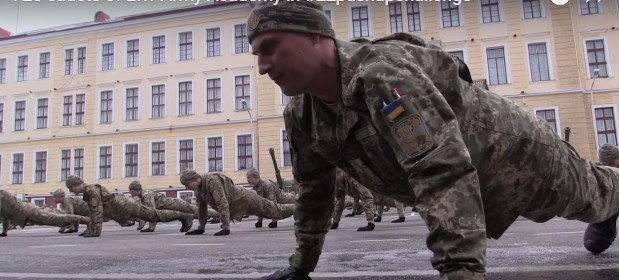 Появилось яркое видео, как во Львове украинские офицеры и курсанты из академии имени Сагайдачного установили рекорд в акции #22PushUpChallenge