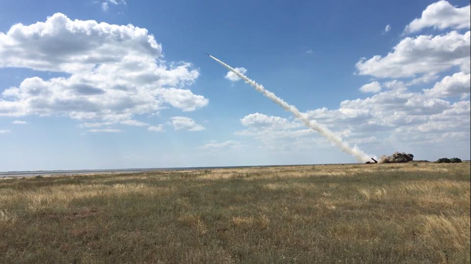 Испытание нового ракетного комплекса на базе РСЗО "Смерч": военный эксперт Згурец заявил, что это замена ОТРК "Точка", в которой существенно улучшена точность попадания
