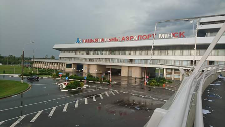 Из-за урагана в Минске столкнулись два самолета: работа местного аэропорта нарушена