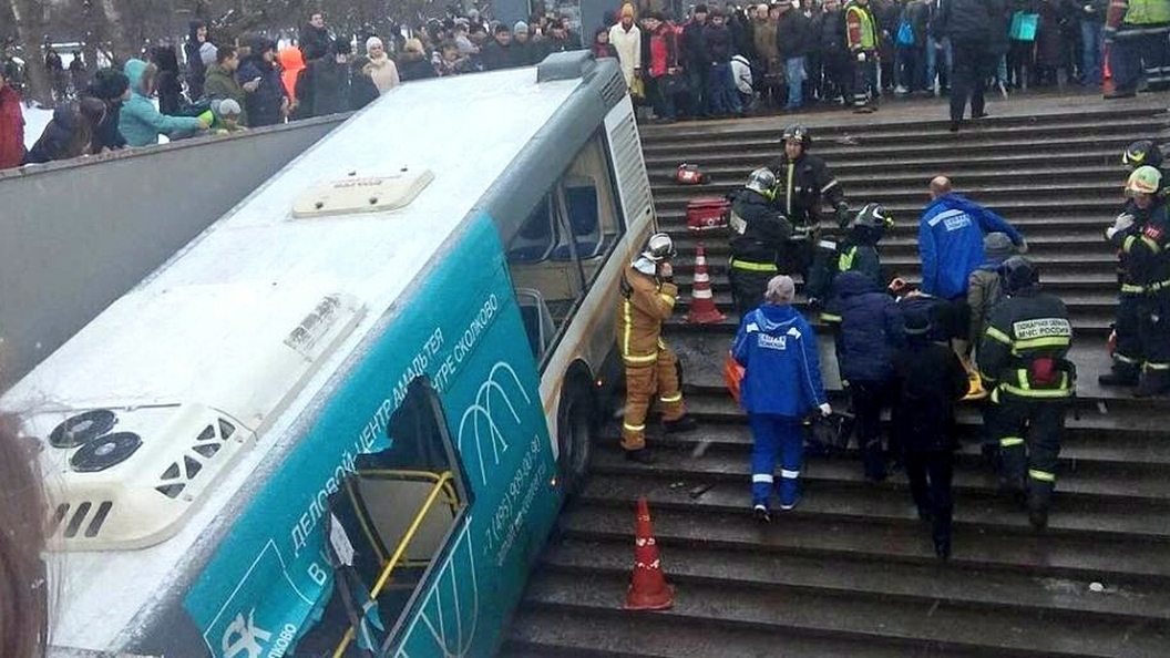 Жуткое ДТП на западе Москвы: водитель автобуса снес толпу людей у метро "Славянский бульвар" - убито 5 человек, более десяти ранены. Кадры