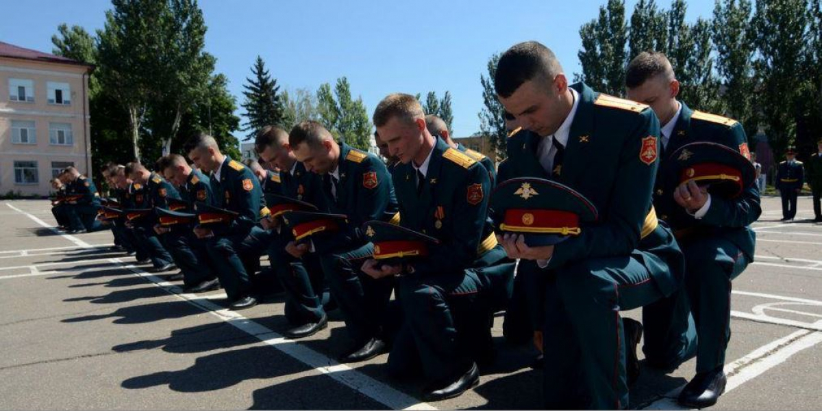 В Донецке "курсанты" стали на колени перед Пушилиным и Басуриным