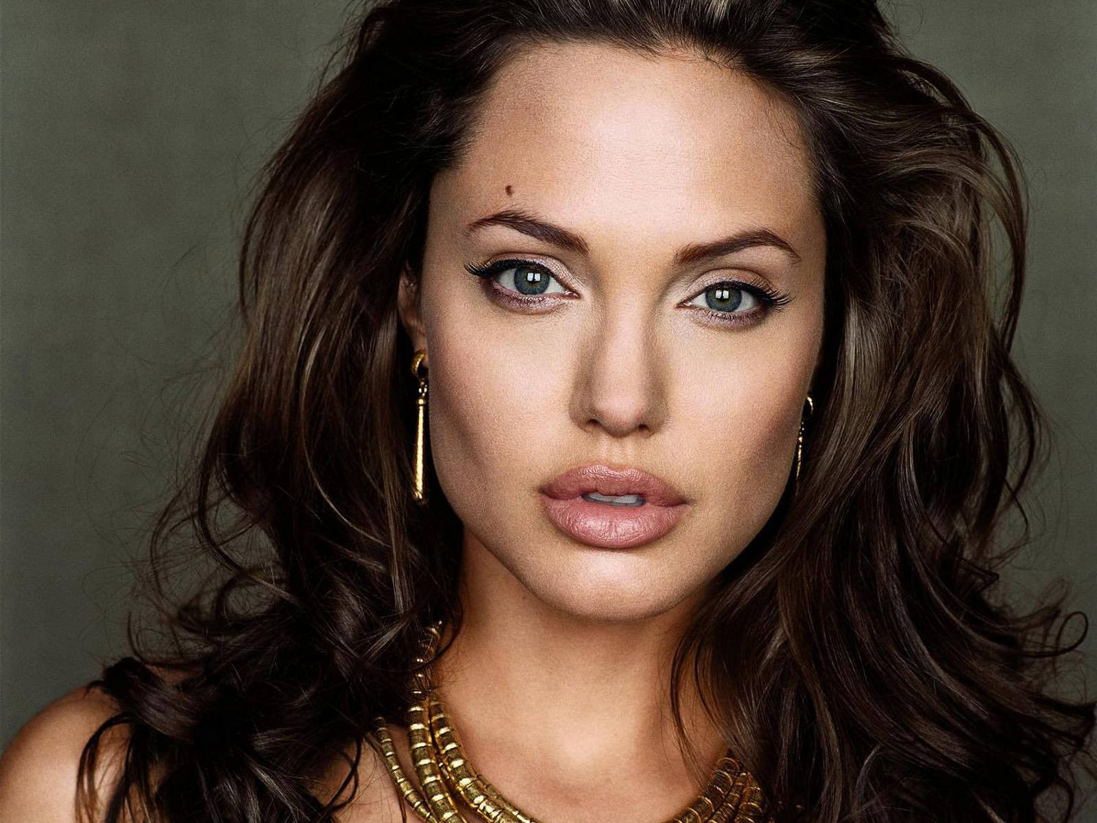 "Чудеса": юная Анджелина Джоли совсем была не похожа на себя