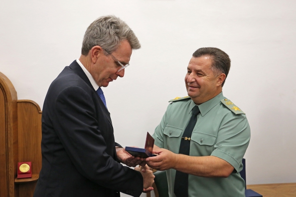 Американский посол получил "Знак Почета" от Минобороны Украины