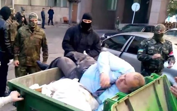 Глава Запорожского ФГИ обстрелян яйцами и перемещен в мусорный бак