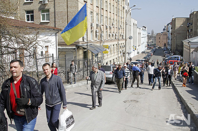 На Андреевском спуске активисты сломали забор и "взяли в заложники" строительную технику. Кадры