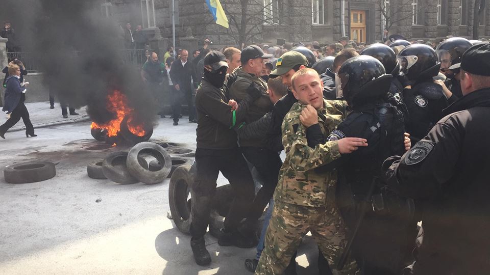 Протесты в Киеве: автомайдановцы требуют разговора с Порошенко, у Администрации Президента произошел пожар от зажженных покрышек