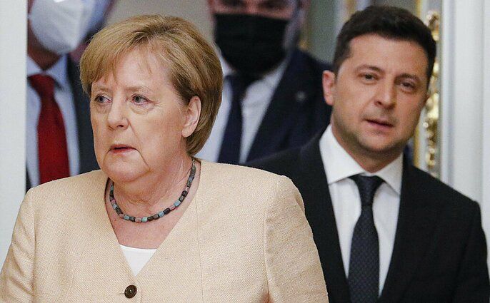 "Запад находится в иллюзиях по отношению к РФ", - Подоляк прокомментировал реакцию Меркель на резню в Буче