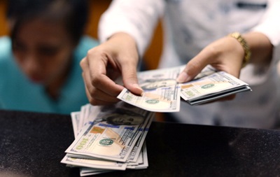 На открытии торгов межбанка за доллар давали 14,10-14,40 грн.