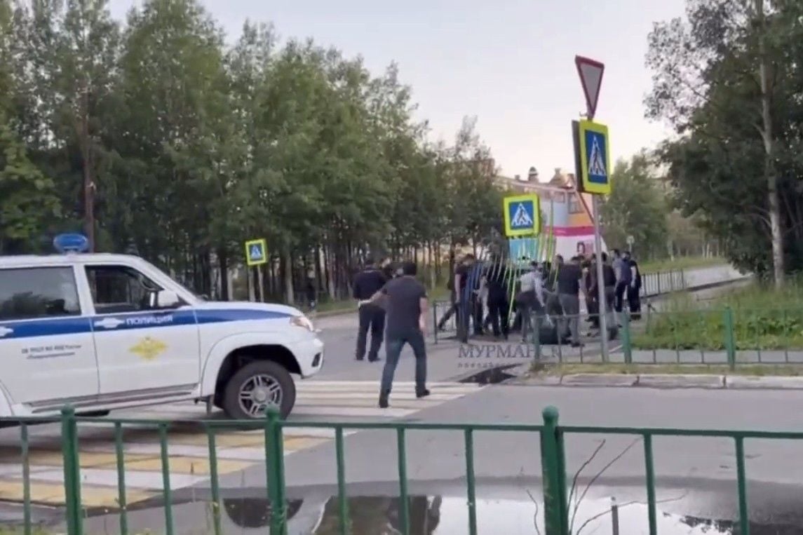 ​В российском Ковдоре уличные битвы и беспорядки: межнациональный конфликт выходит из-под контроля
