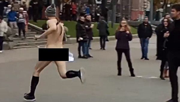 В носках и шапочке: на Крещатике полицейские пытались поймать голого парня – кадры