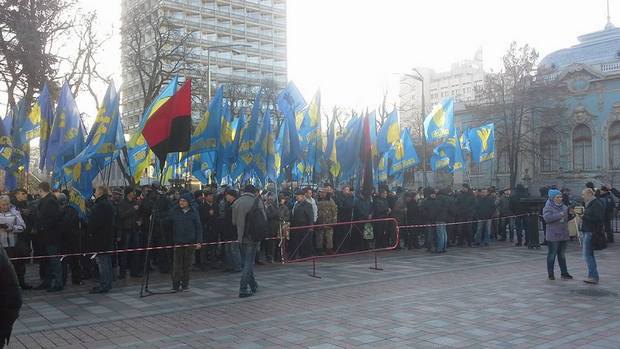 ​“Яценяку на гилляку!”: тысячи митингующих перекрыли центр Киева к визиту Байдена в Раду