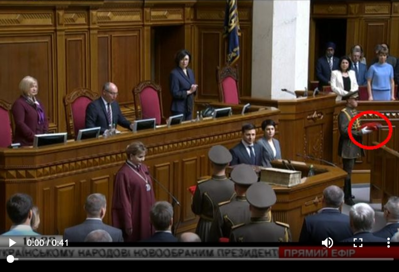 Плохой знак на инаугурации Зеленского: на видео попал конфуз с падением удостоверения президента