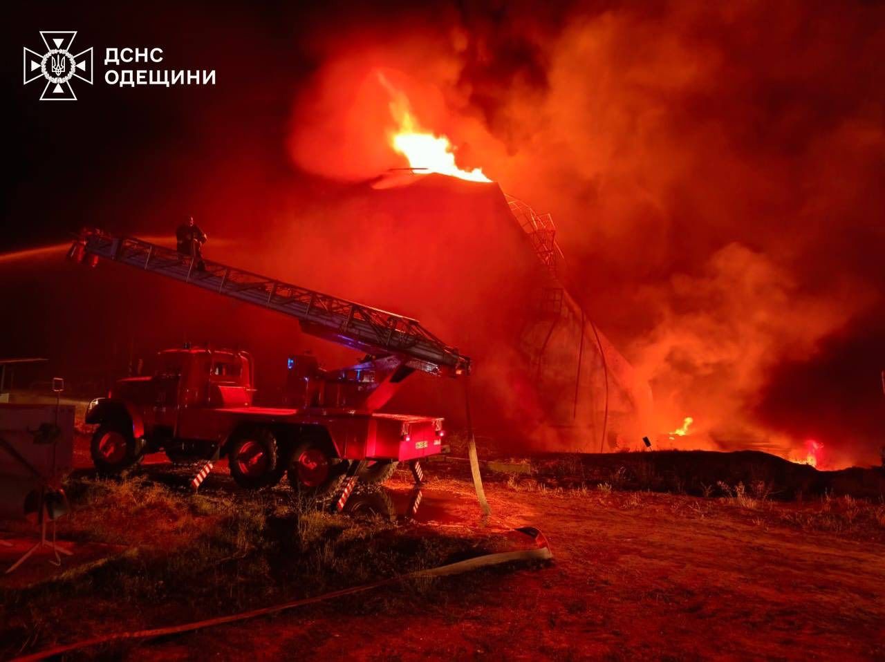 Спасатели показали масштабный пожар после ударов российских дронов по Измаилу