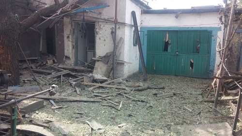Обстрел Киевского района: горят дома в частном секторе