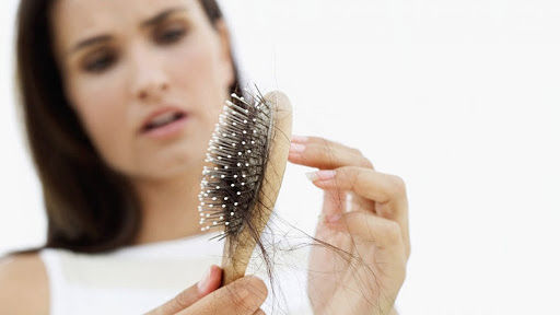 Терапевт объяснила, о каких проблемах со здоровьем говорит выпадение волос 