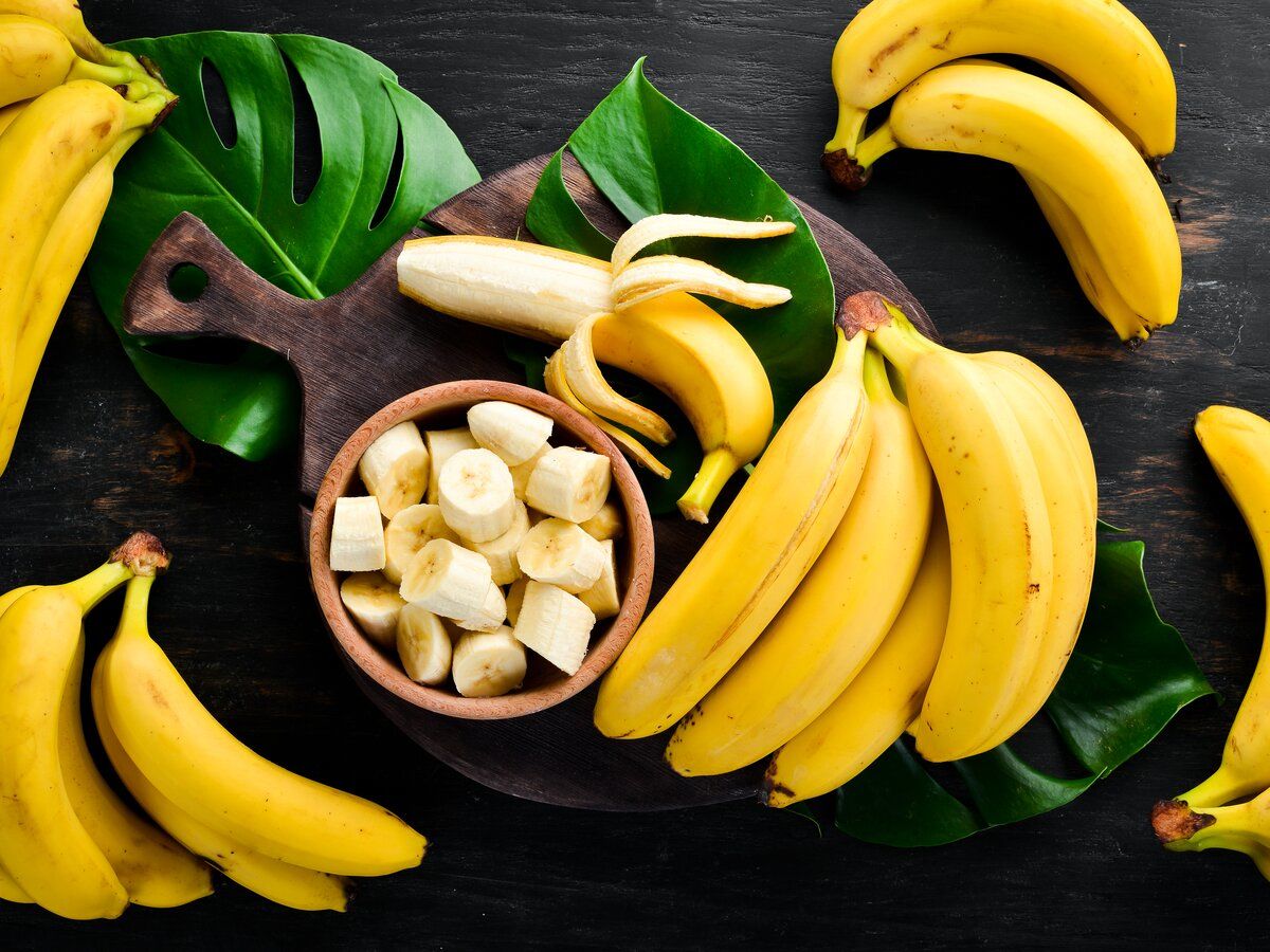 Навредят пищеварению: продукты, которые нельзя есть с бананами