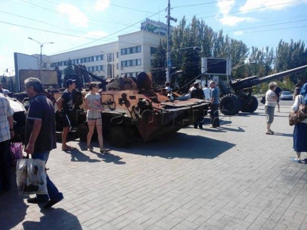 В центре Донецка повстанцы ДНР выставили обгоревшую военную технику