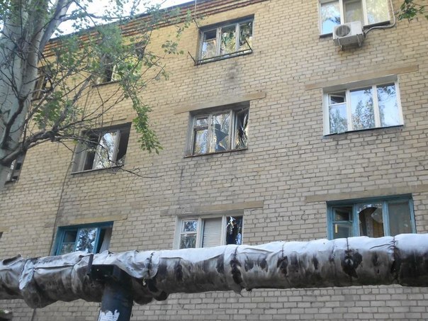 В Донецке начался массированный обстрел: загорелся "Амстор" в Петровском районе
