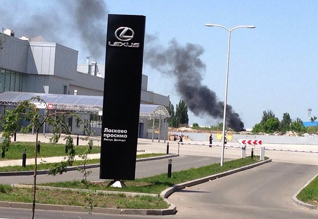 Возле аэропорта Донецка раздался мощный взрыв: на воздух взлетела база с оружием