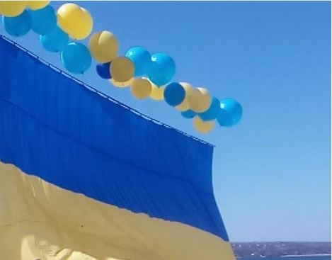 Пытались сбить из крупного, но ничего у боевиков не вышло: над оккупированной Горловкой и Донецком пролетел огромный флаг Украины - кадры