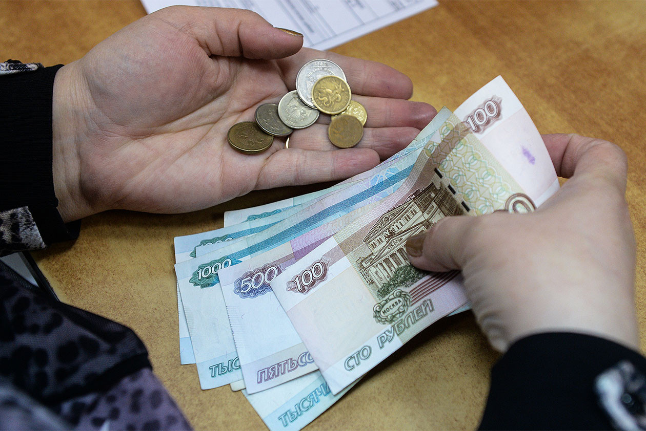 В "ДНР" запретили зарплаты выше 12 000 руб., доводя людей до нищеты: названа цель дикого приказа кураторов РФ