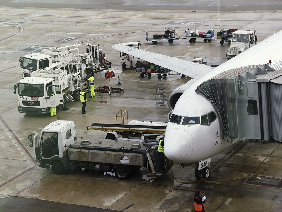 "Хотела покормить пассажиров", - в аэропорту Внуково из самолета выпала стюардесса