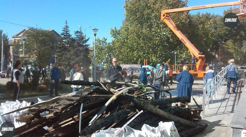 Как в Донецке разгребали завалы разрушенного молодежного центра