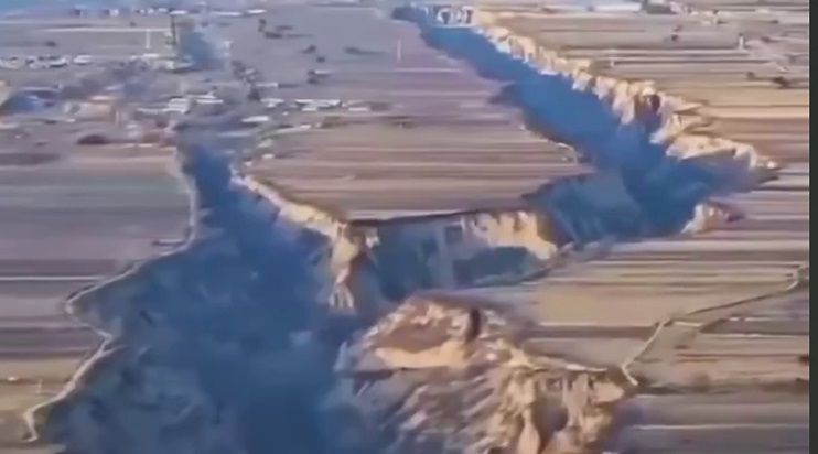 Видео огромного разлома земной коры в Турции после землетрясения напугало людей со всего мира